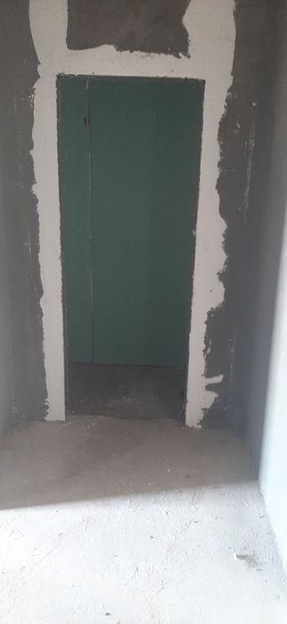 Ko'kcha oq tepada 2 xona uy sotiladi. Qora suvoq, xonalarga bo'lingan.