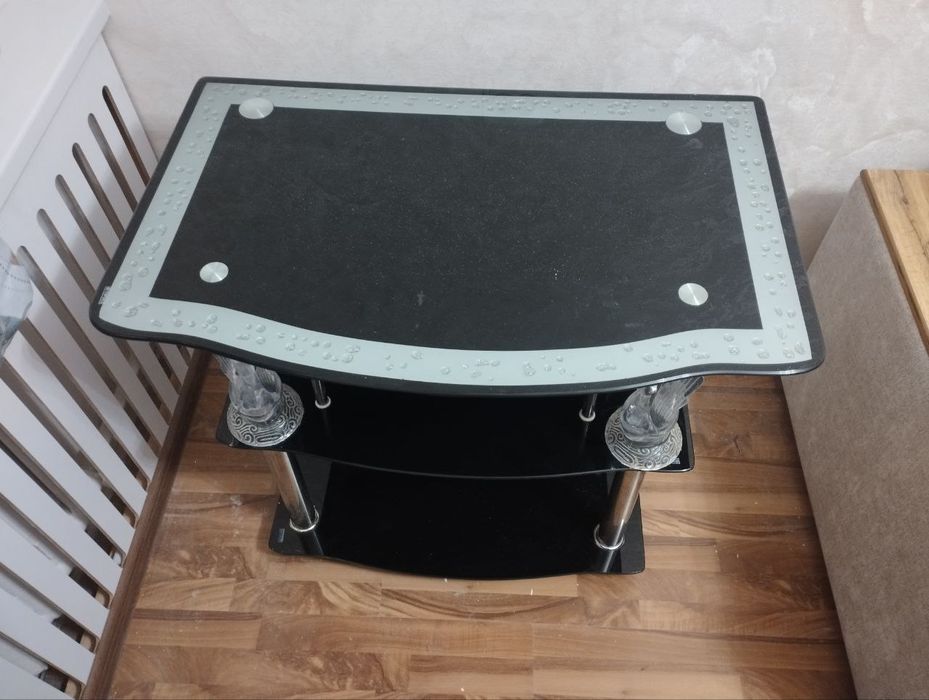 Столик под ТВ в отличном состоянии