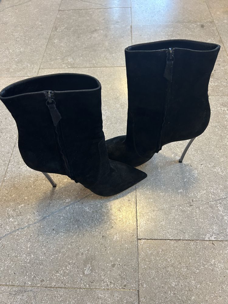 Vand botine cu toc Casadei