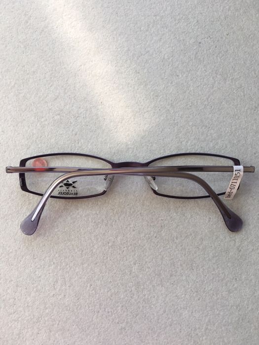 Vând rame ochelari din Titan și plastic.