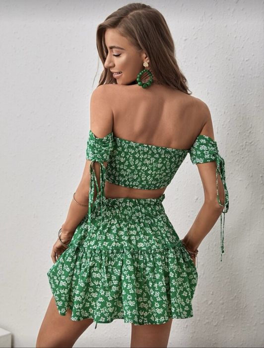 Зелен сет с флорални елементи