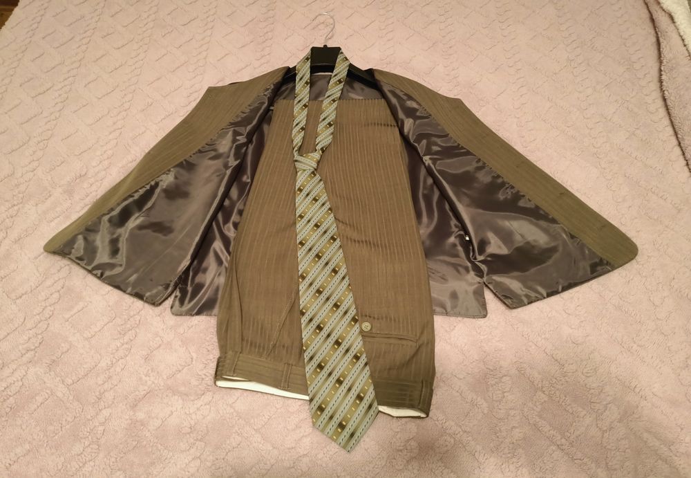 Costum barbat 3 piese, marime 48, cravata cadou, 2 buc