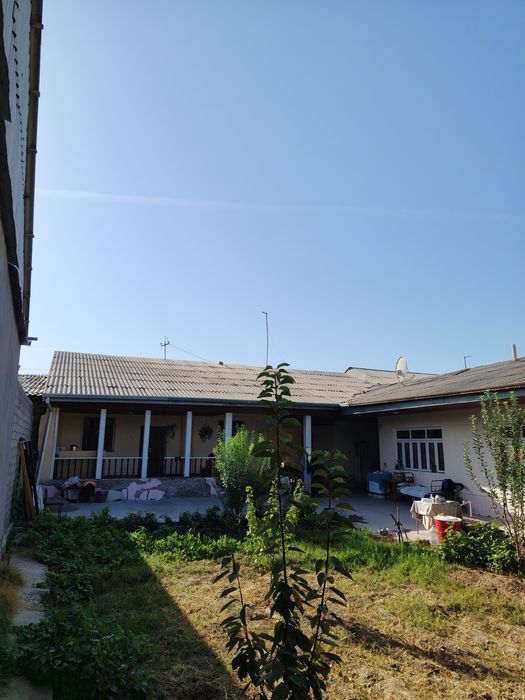 Hovli  uy sotiladi
