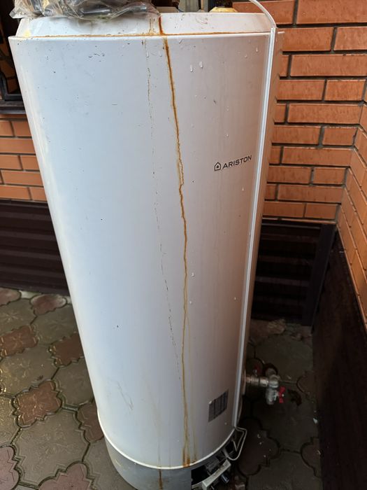 Продаю водонагреватель Ariston полностью рабочая состояние б/у,