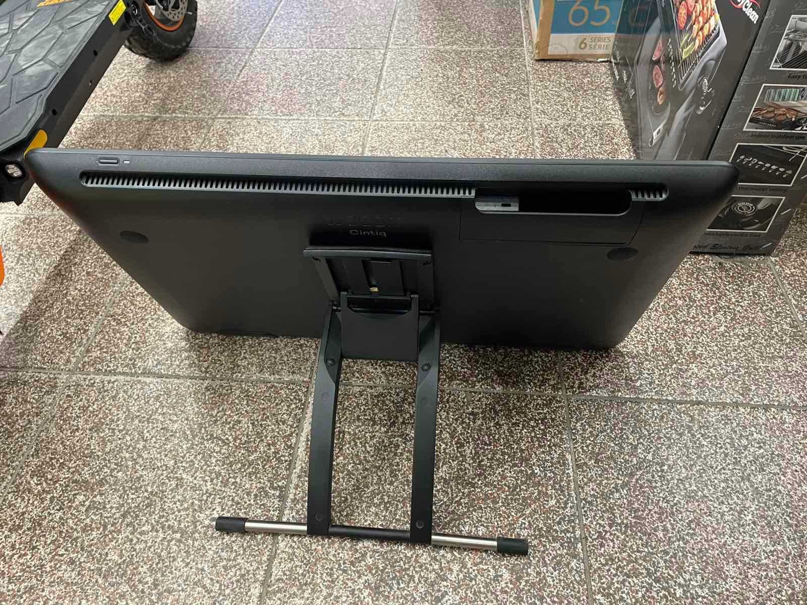 Графичен дисплей таблет Wacom Cintiq 22 DTK-2260K0A