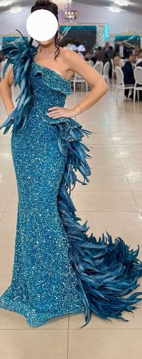 Rochie de seară glam cu pene