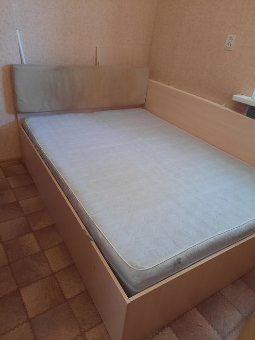 Продам компактную двуспальной кровать.