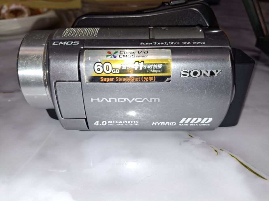 Продам видеокамеру SONY с треногой
