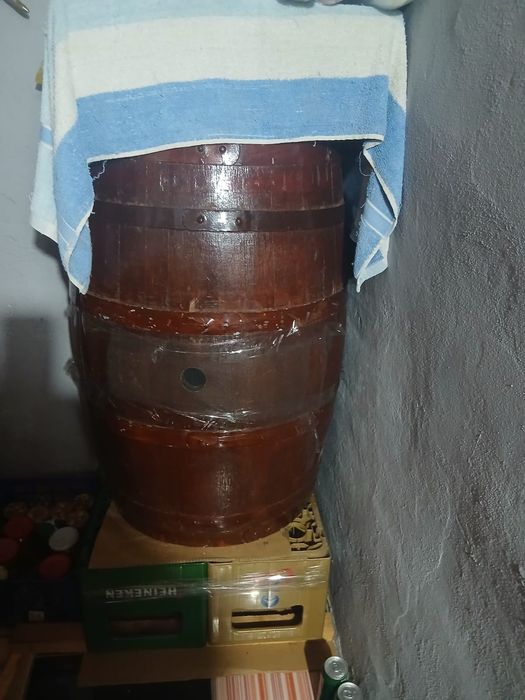 Butoaie de lemn date cu lac