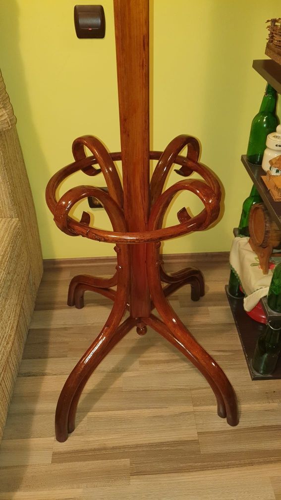 Cuier vienez Thonet modelat la abur din lemn de fag anii '40. 
Are 8 r