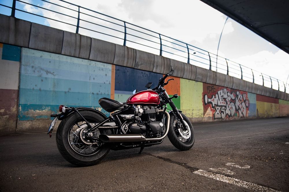 Triumph Bonneville Bobber Triumph Bonneville Bobber - Red hopper