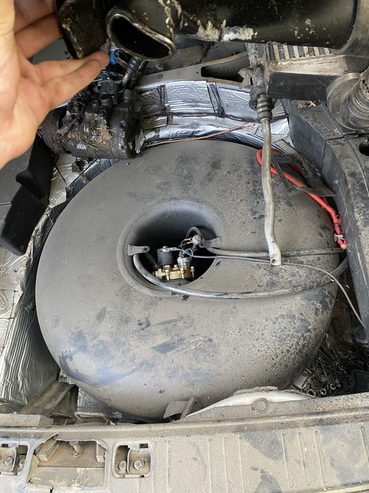 Части от газова уредба, дюзи, компютър и бутилка.