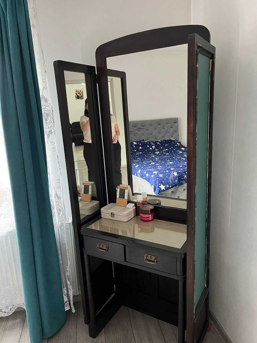 Oglinda veche de  peste 80 de ani