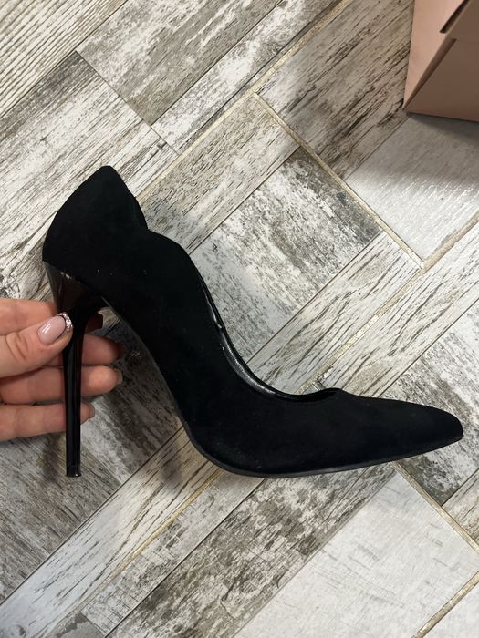 Черни велурени токчета