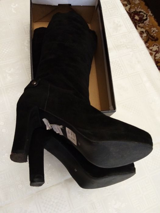 Cizme piele întoarsă culoare neagra.