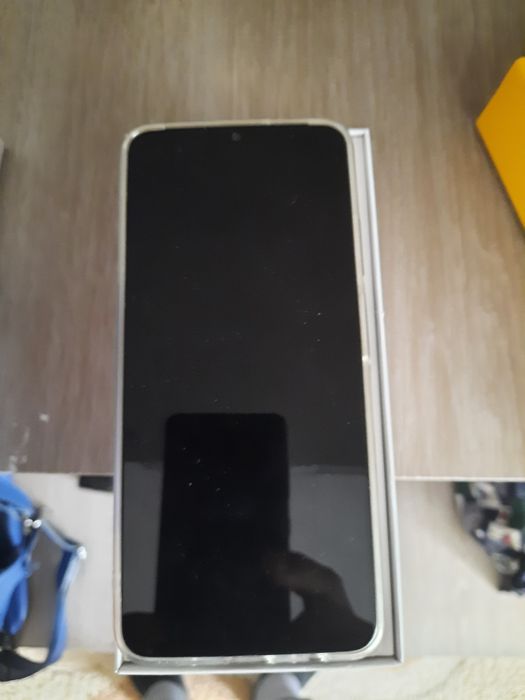 Telefoane noi în cutie