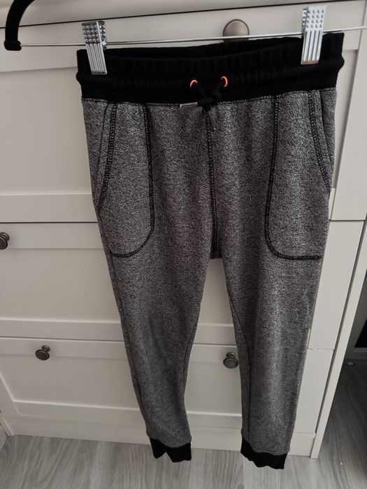 Нови дънки Reserved 122 размер и спортни долнища