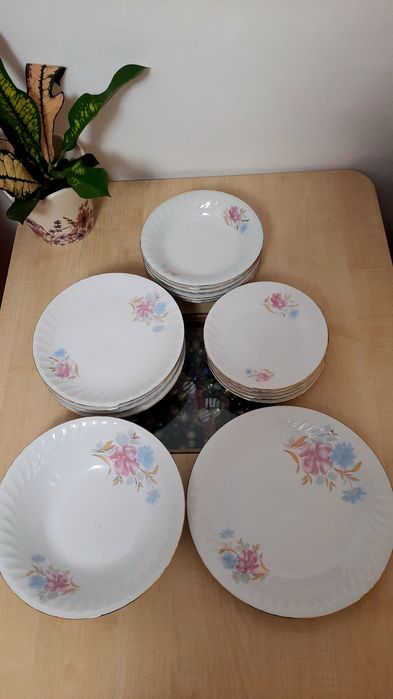 Vand seturi de farfurii din portelan pentru 6 persoane