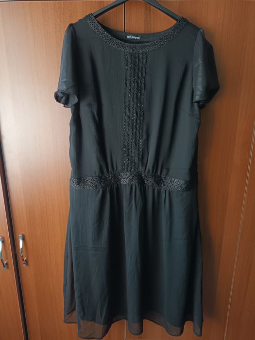 Интересна рокля със сатенени ръкави