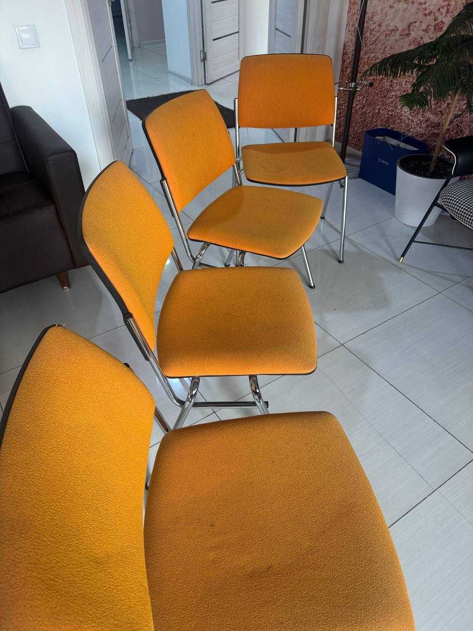 Продаются стулья (оранжевые, мягкие, металлический каркас)
