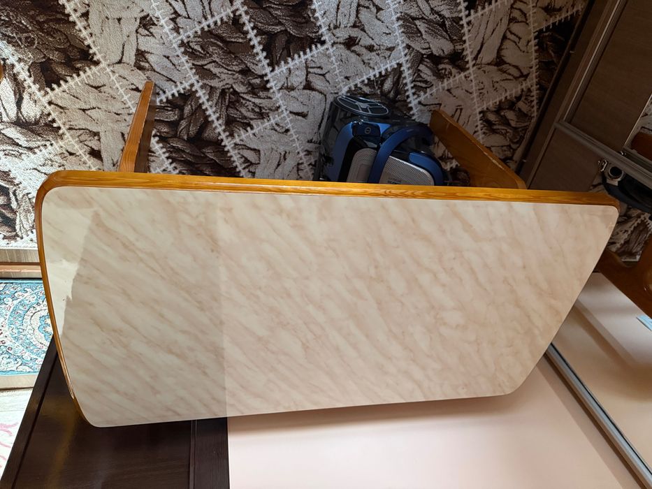 Продаю стол со стульями