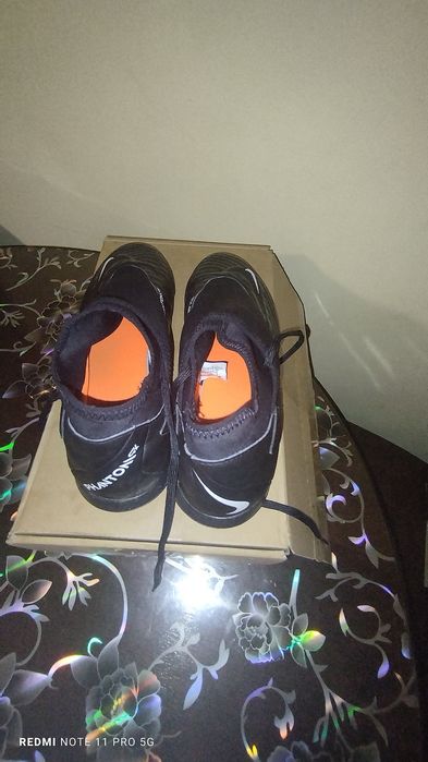 Vand ghete de fotbal Nike phantom