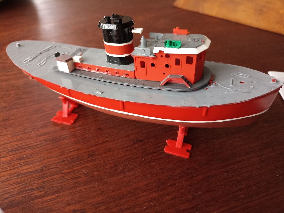 Мaкет Harbour tug boat нa Revell