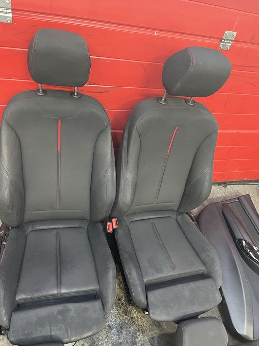 Interior sport, cusatura rosie pentru BMW F30
