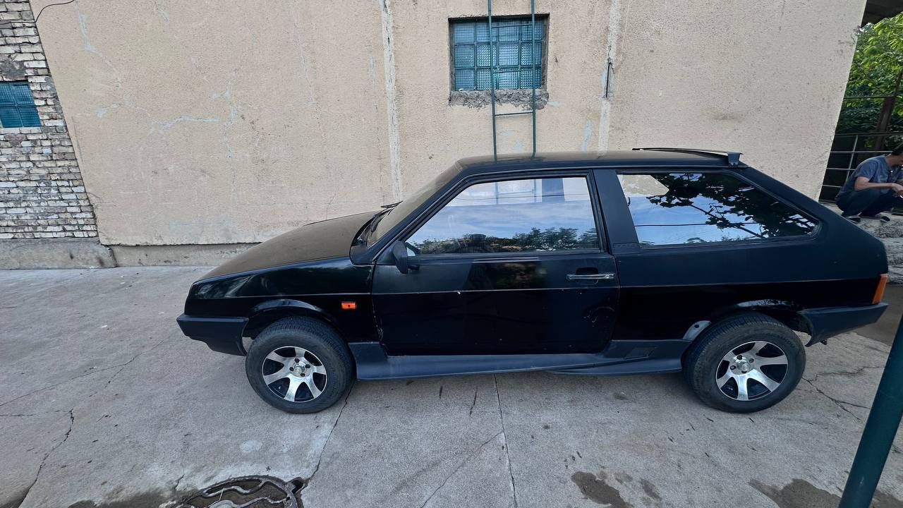Lada 2108 чёрного цвета