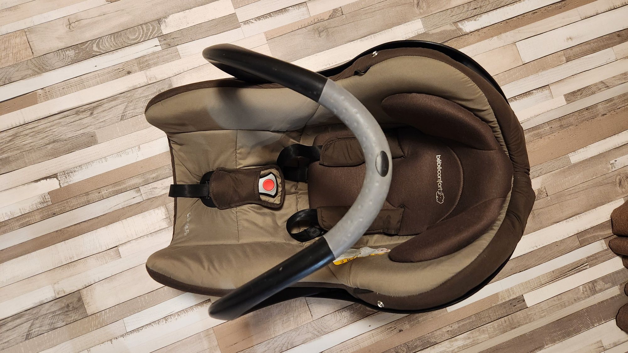 Продавам кошница за бебе за кола Bebe confort