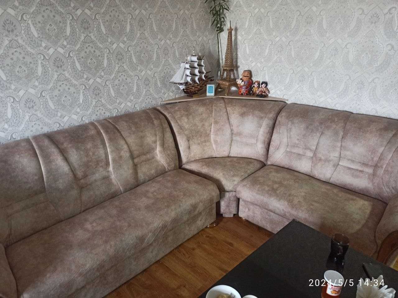 Угловой диван и два кресла