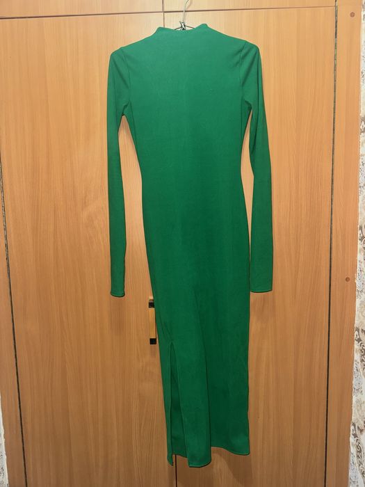 Платье с длинным разрезом по фигуре