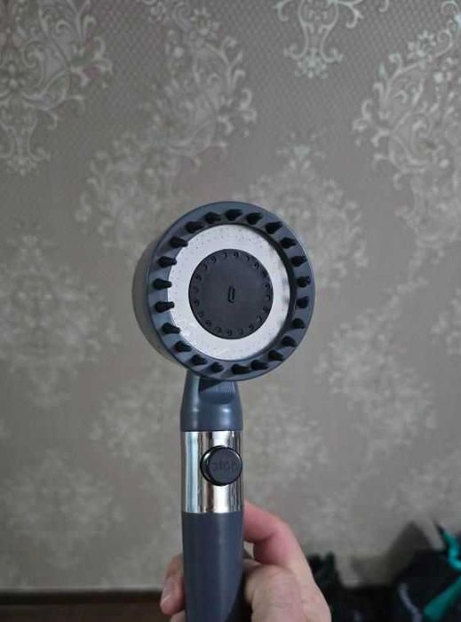 Модерна високонапорна душ слушалка с турбинен дизайн и стоп бутон