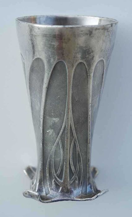 Старинна чаша от сребро с орнаменти - дъбови листа