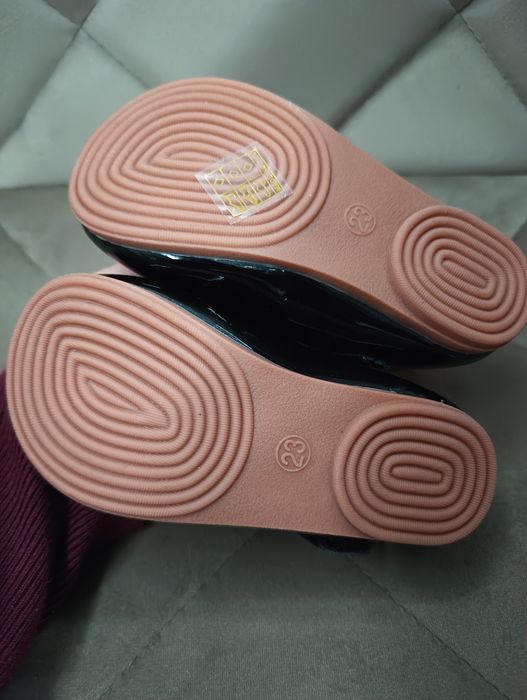 Черни лачени обувки