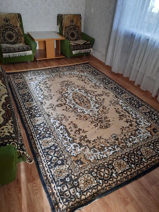 Палас размером 2м. на 3м. бежевого цвета