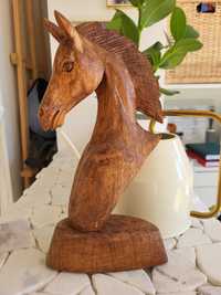 Cal sculptat in lemn exotic