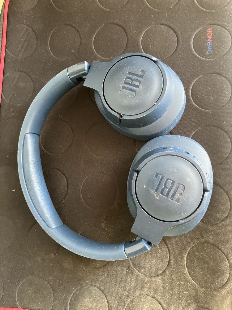 Продавам блутут слушалки JBL