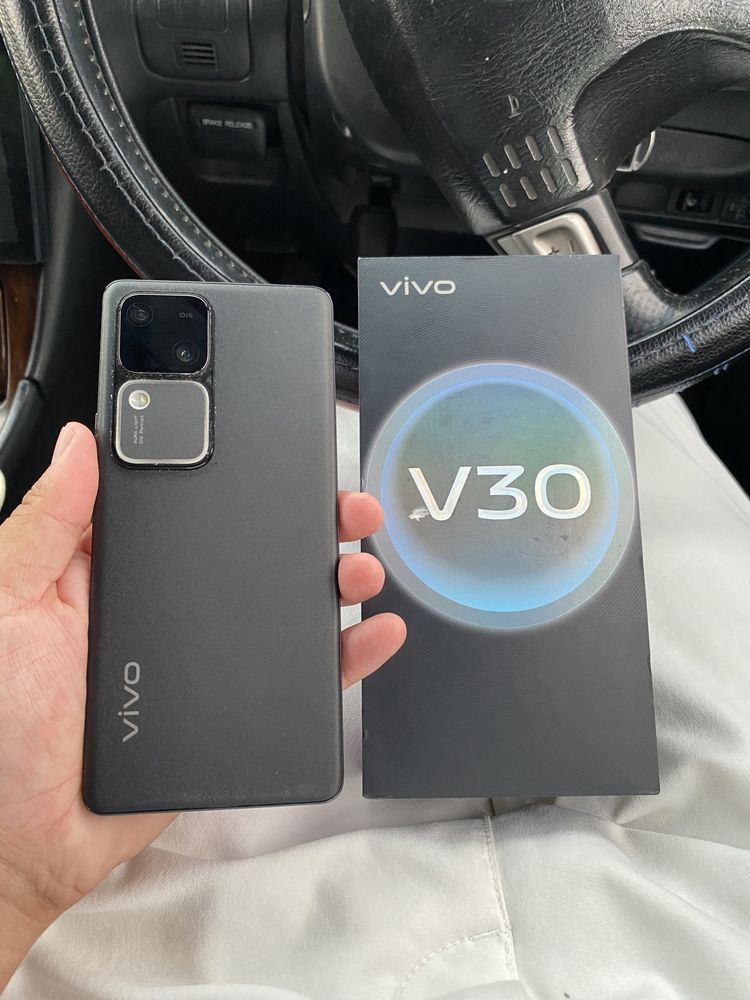 Vivo V30 5G.   12/256