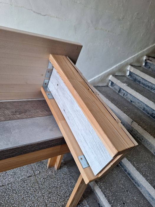 Маса с две пейки от естествено дърво