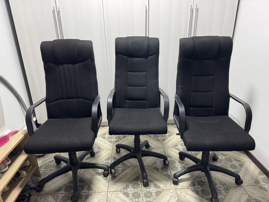 Офисные кресла 16 штук