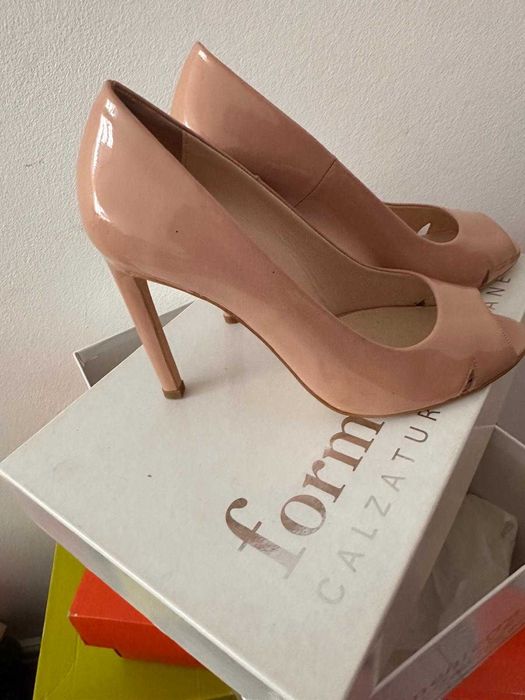 Pantofi decupati vicino 36
