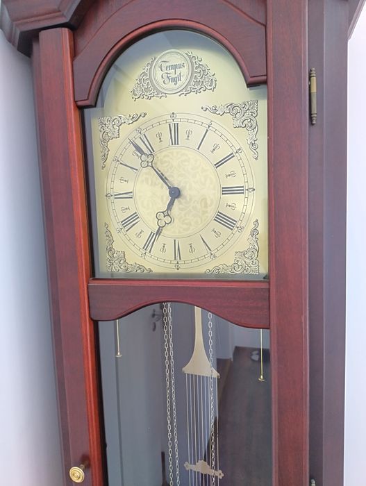 Старинен махагонов стоящ часовник