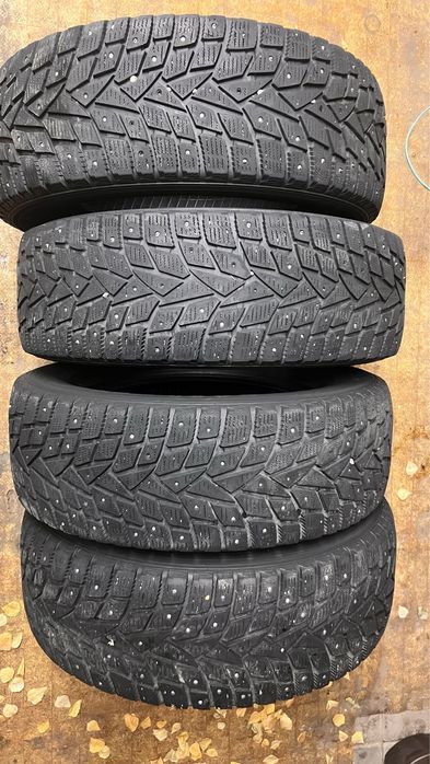 Продам зимние шипованные шины Dunlop 265/65/17