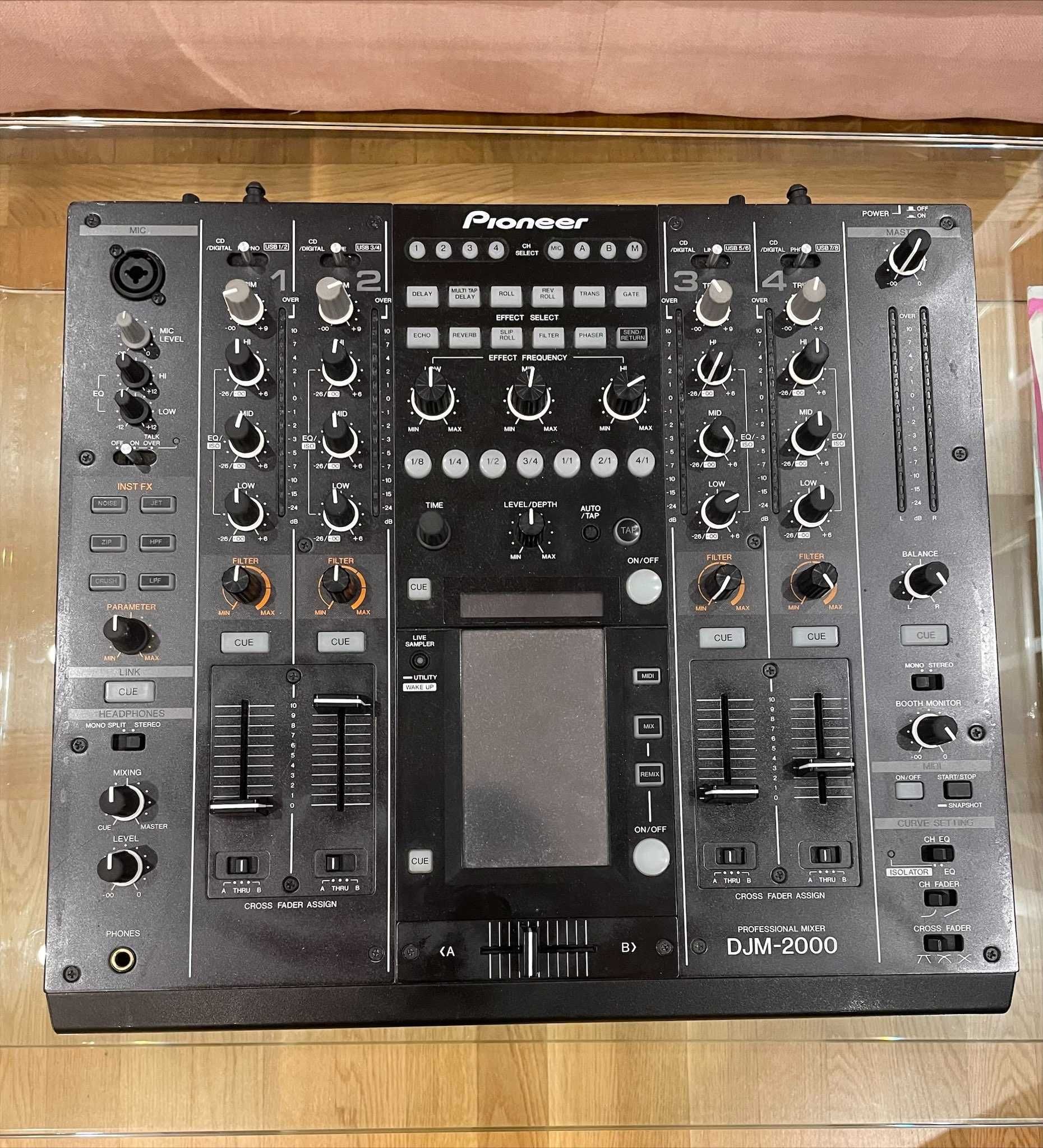 Mixer Pioneer DJM 2000 + Geanta Transport