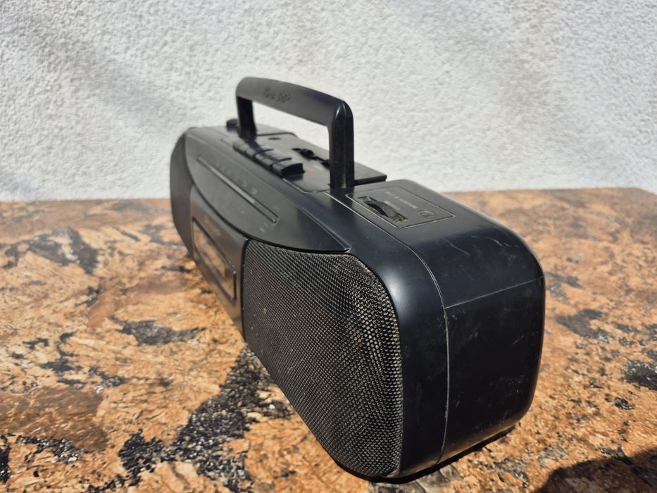 Radio Casetofon marca Sharp model QT-270H(BK)