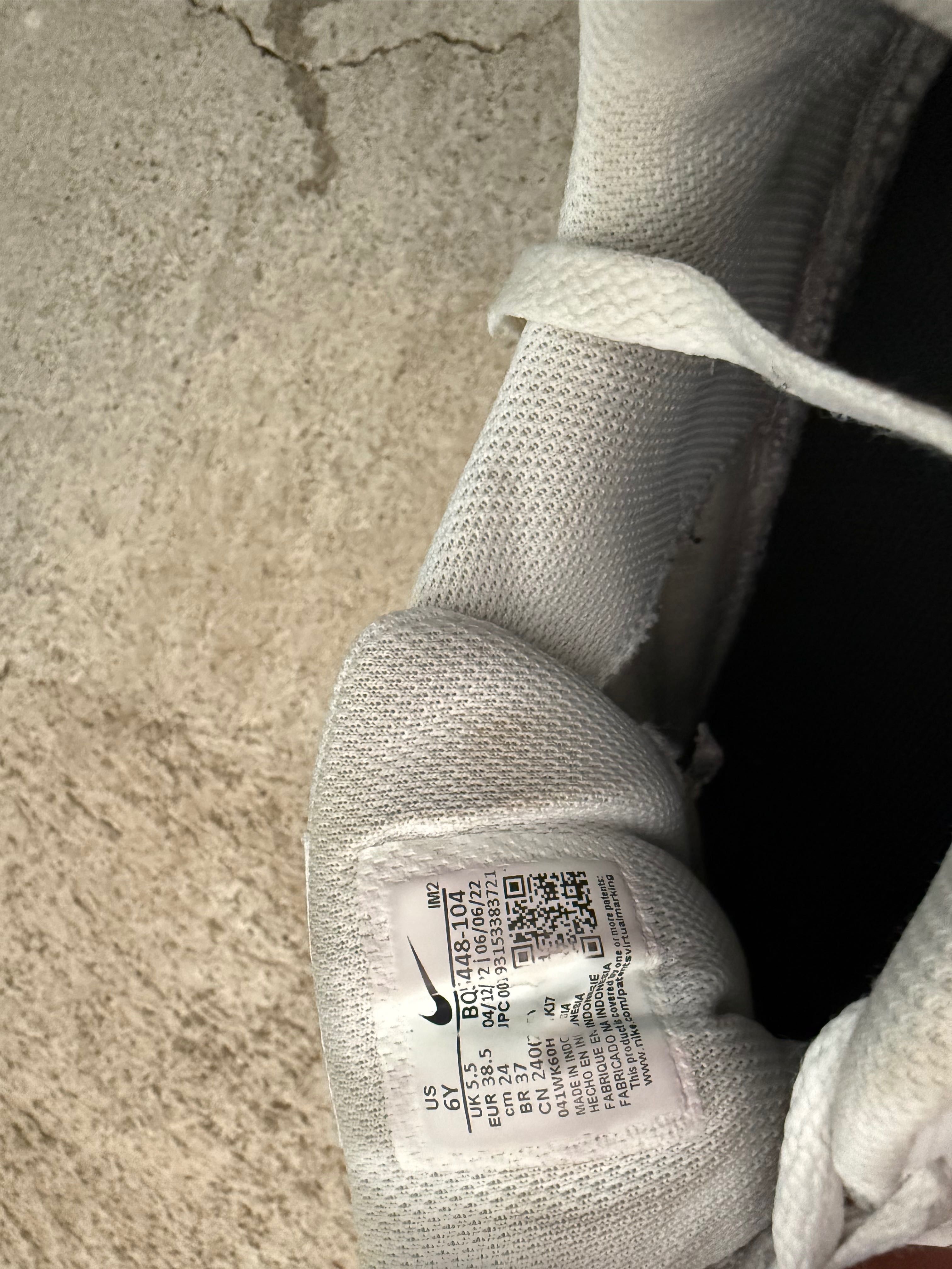 Бели кецове Nike