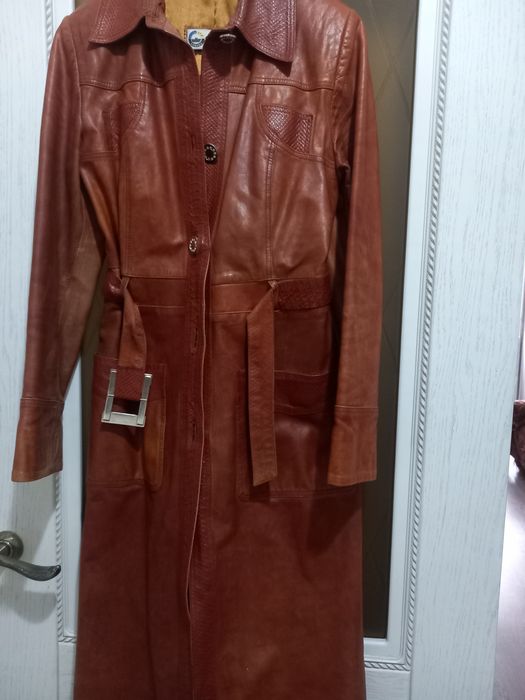 Кожанный плащ ,б/у ,фабричный ,без сильных потертостей .
