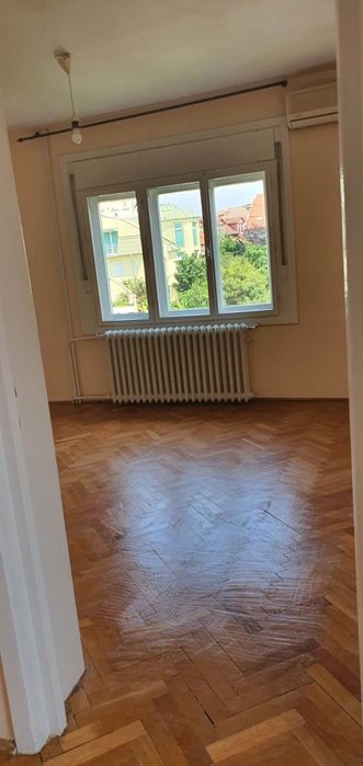 Inchiriez apartament în vila