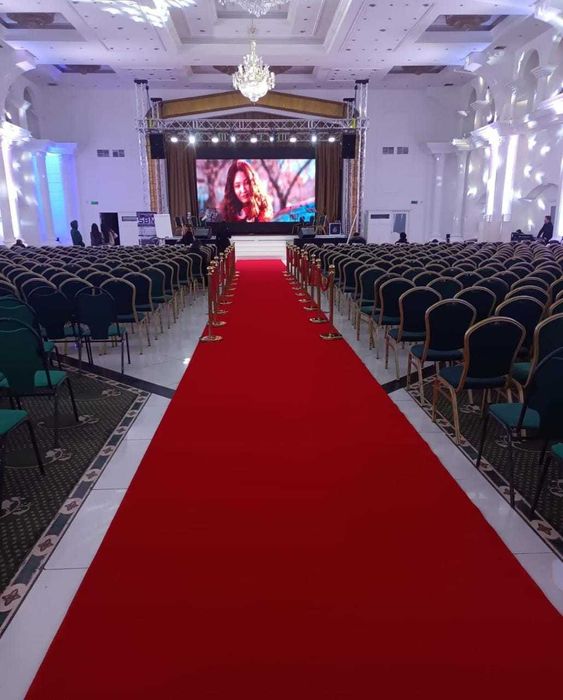 Прокат аренда красные синие дорожки парфлекс стойки фан барьер ножницы